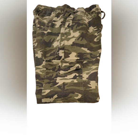 Almost Famous Women Size Large Green Camo Denim - Picture 6 of 8